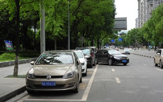 同竞科技 北京一车主将车停路边车位，次日车竟“不翼而飞”！啥情况？